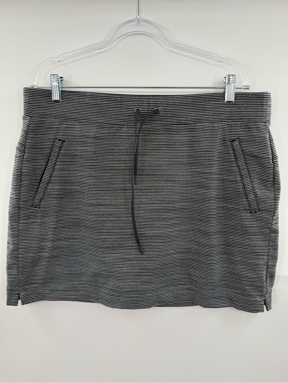 Athleta Modern Metro Striped Skort Large Gray White Built In Shorts 211103